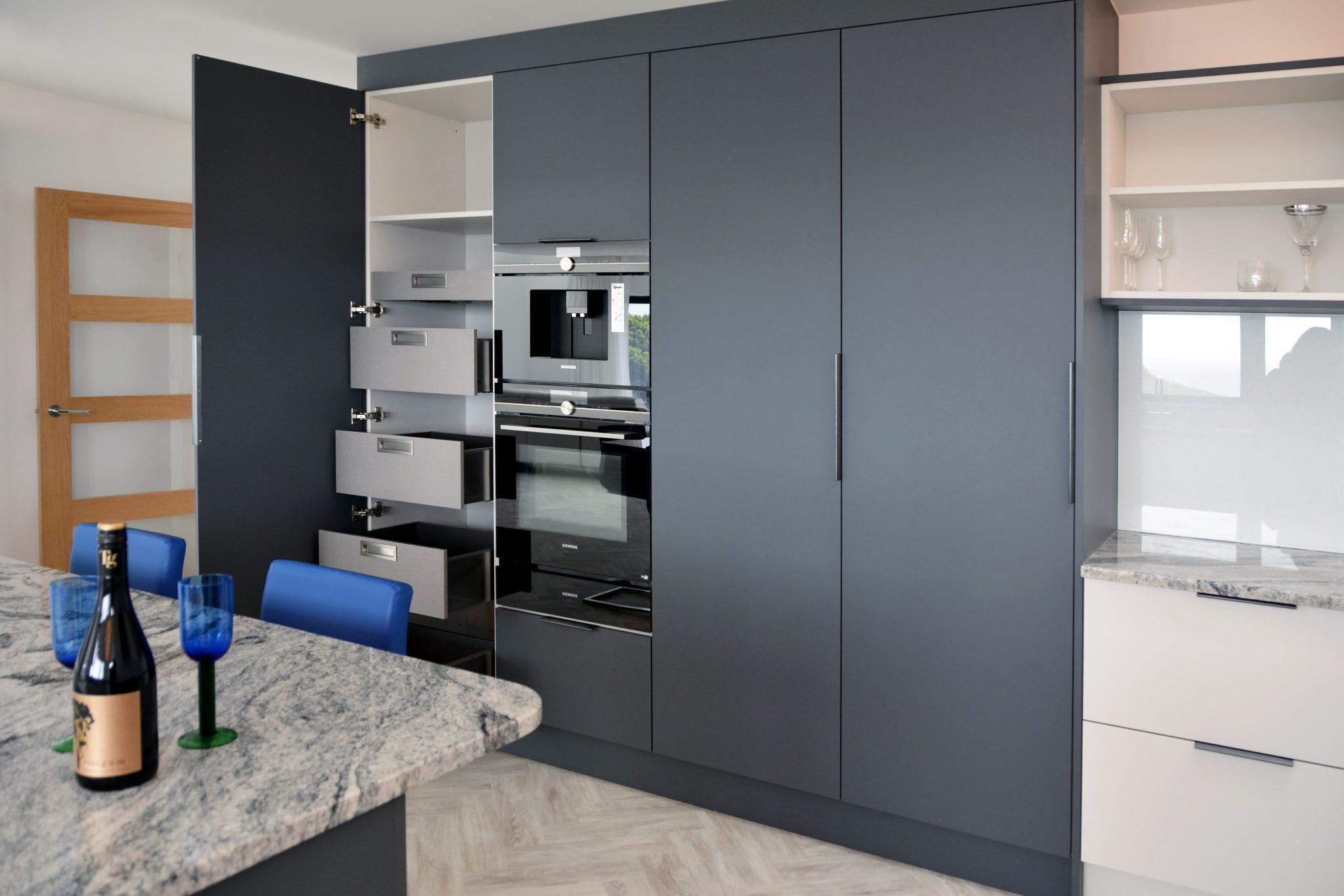 Dramatic Monotonal Kitchen, St Ives - Now Kitchens: Award-Winning ...